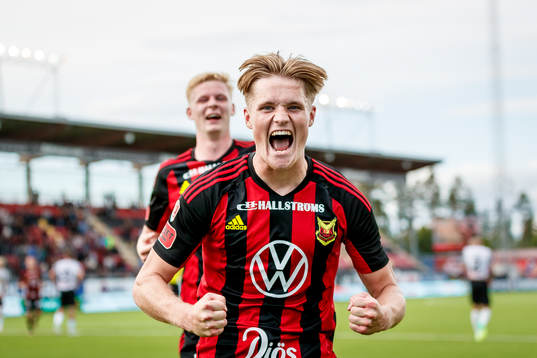 Östersunds Sebastian Karlsson Grach jublar