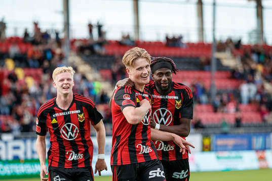 Östersunds Sebastian Karlsson Grach jublar med Mansour