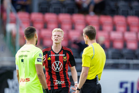 Östersunds Malcolm Stolt i samtal med Landskronas målvakt
