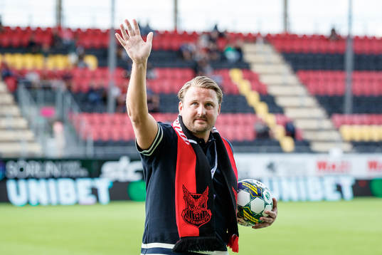 Förre Chelsea tränaren Björn Hamaberg med matchbollen