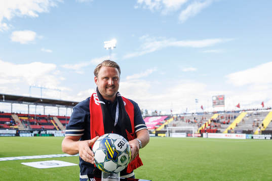 Förre Chelsea tränaren Björn Hamaberg med matchbollen