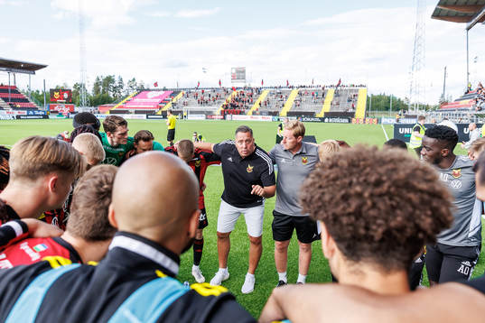 Östersunds tränare Magnus Powell peppar