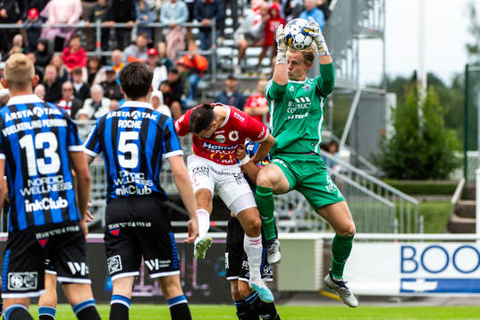 Degerfors Abdelkarim Mammar Chaouche och Sirius målvakt