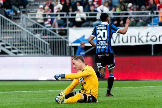 Degerfors målvakt Sondre Lovseth Rossbach deppar och