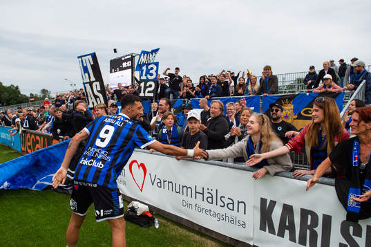 Sirius Wessam Abou Ali jublar med supportar