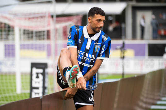 Sirius Wessam Abou Ali delar ut sina solglasögon till en