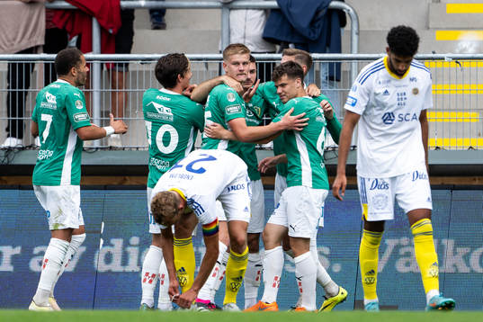 Jönköpings Södras Marko Nikolic jublar med lagkamrater