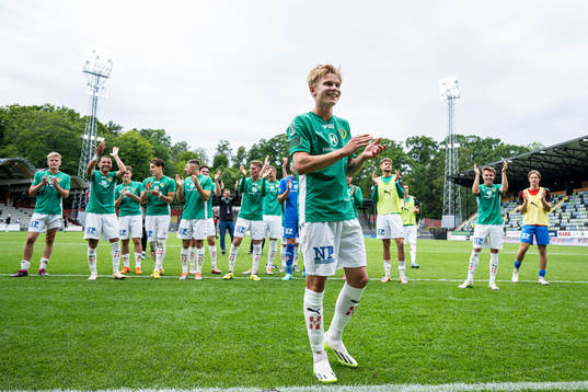 Jönköpings Södras spelare med Måns Isaksson tackar
