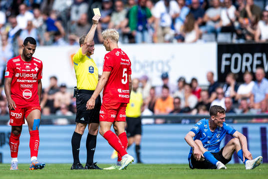 Värnamos Victor Larsson tilldelas ett gult kort av domare