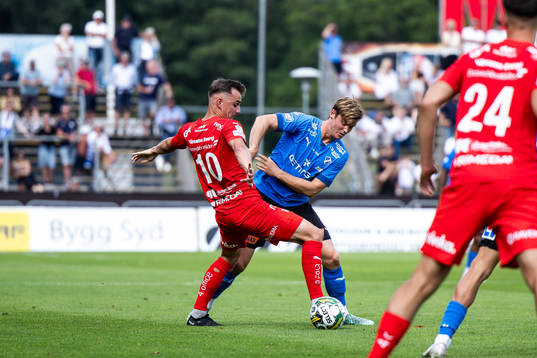 Värnamos Ajdin Zeljkovic och Halmstads Jonathan Svedberg