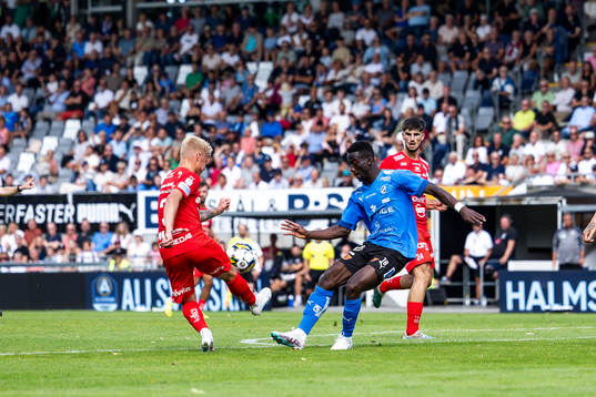 Värnamos Viktor Bergh och Halmstads Naeem Mohammed