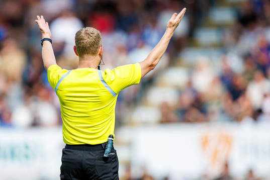Domare Fredrik Klitte blåser av matchen