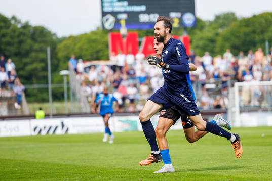 Värnamos målvakt Pilip Vaitsiakhovich i löpduell med