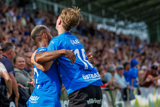 Halmstads Phil Ofosu-Ayeh och Erik Ahlstrand jublar mot