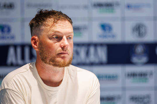 Värnamos tränare Kim Hellberg på presskonferensen