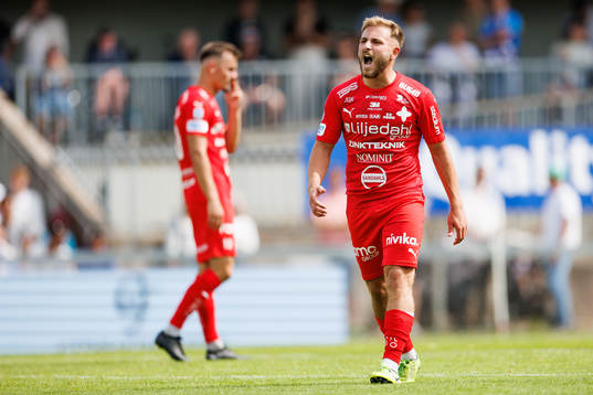 Värnamos Albion Ademi reagerar