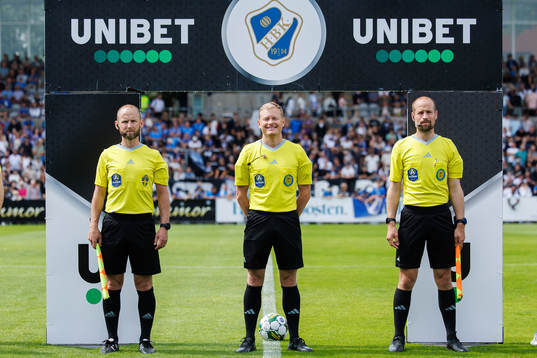 Assisterande domare Joakim Wik, domare Fredrik Klitte och
