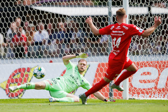 Värnamos Gustav Engvall gör 0-1 på Halmstads målvakt
