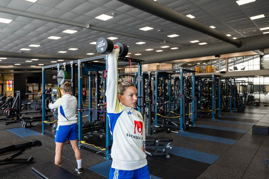 Filippa Angeldahl and Johanna Rytting Kaneryd in the gym