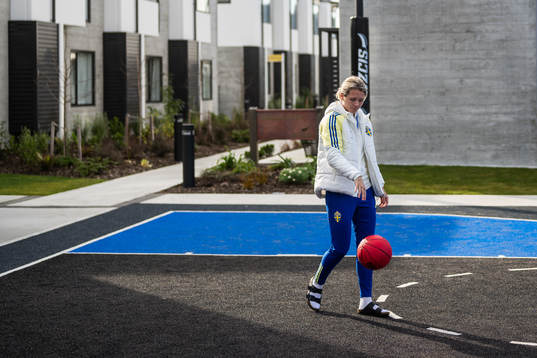Goalkeeper Jennifer Falk and Rebecka Blomqvist play basket