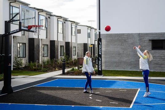 Goalkeeper Jennifer Falk and Rebecka Blomqvist play basket