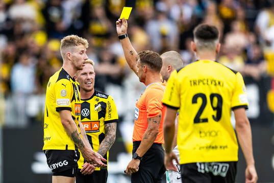 Häckens Samuel Gustafson tilldelas ett gult kort av domare