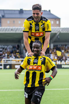Häckens Ibrahim Sadiq och Filip Trpcevski jublar