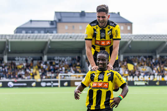 Häckens Ibrahim Sadiq och Filip Trpcevski jublar