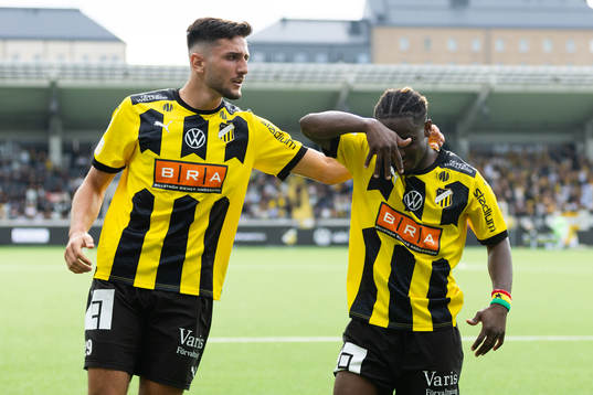 Häckens Ibrahim Sadiq jublar ihop med Filip Trpcevski