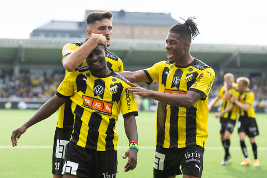 Häckens Ibrahim Sadiq jublar ihop med Filip Trpcevski och