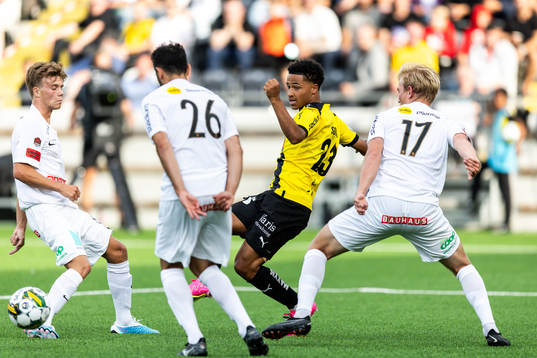 Brommapojkarnas André Calisir och Alexander Jensen mot