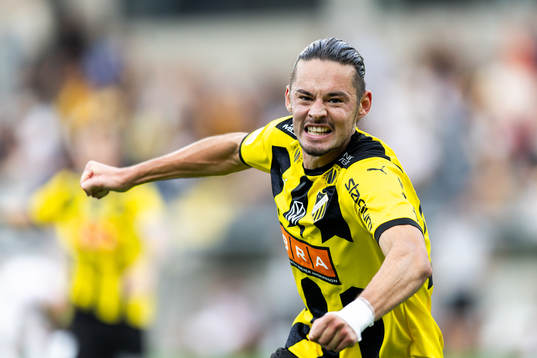 Häckens Amor Layouni jublar