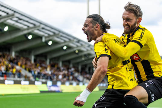 Häckens Amor Layouni och Simon Sandberg jublar