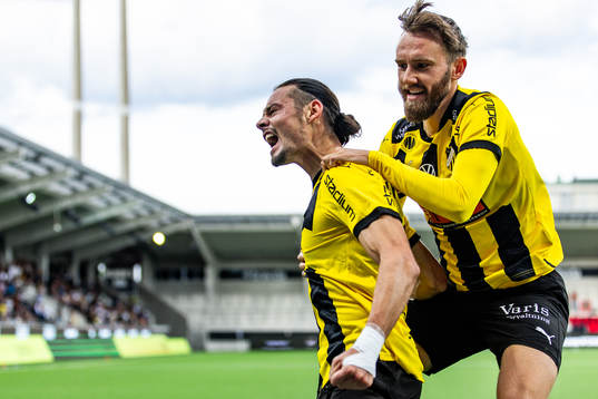 Häckens Amor Layouni och Simon Sandberg jublar