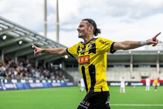 Häckens Amor Layouni jublar