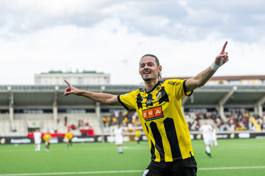 Häckens Amor Layouni jublar