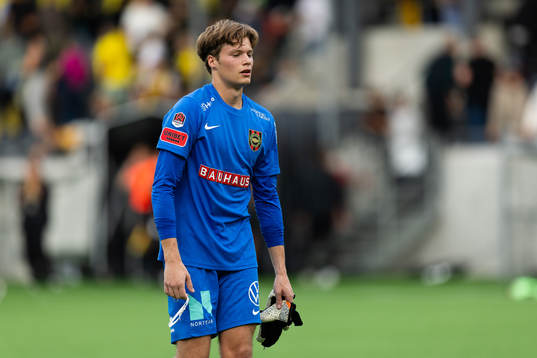 Brommapojkarnas målvakt Filip Sidklev deppar