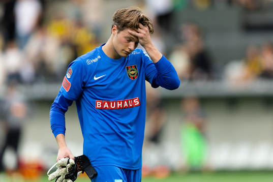 Brommapojkarnas målvakt Filip Sidklev deppar