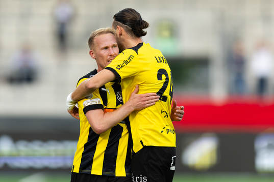 Häckens Mikkel Rygaard Jensen jublar ihop med Amor Layouni