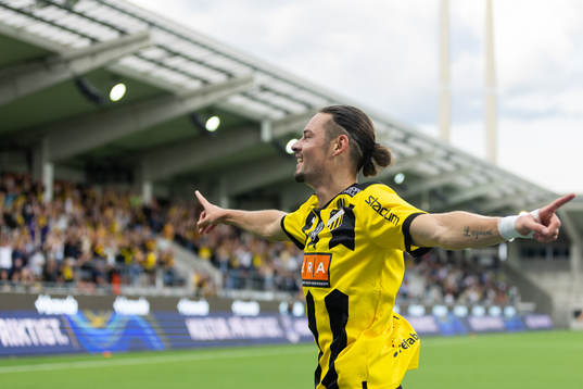 Häckens Amor Layouni jublar