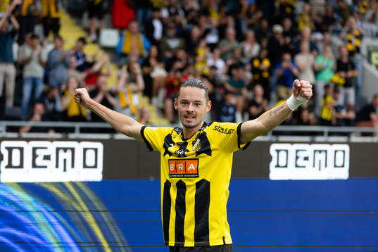 Häckens Amor Layouni jublar