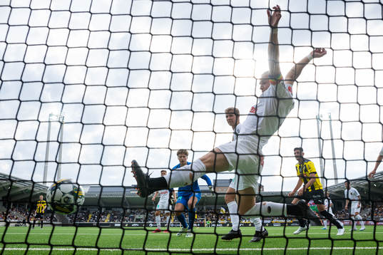 Häckens Ibrahim Sadiq (ej i bild) skjuter 1-0 förbi