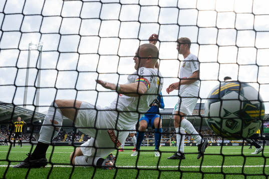 Häckens Ibrahim Sadiq (ej i bild) skjuter 1-0 förbi