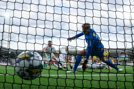 Häckens Amor Layouni skjuter 3-2 i mål bakom