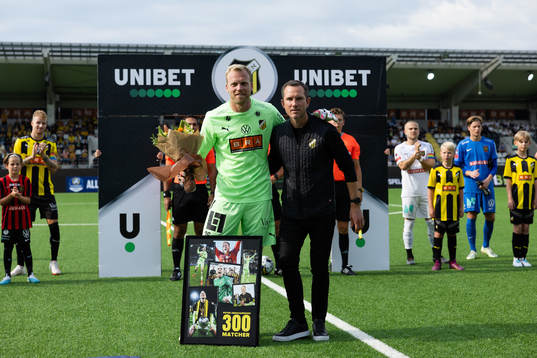 Häckens målvakt Peter Abrahamsson uppvaktas av sportchef