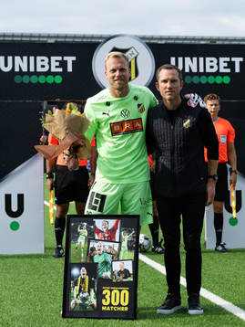 Häckens målvakt Peter Abrahamsson uppvaktas av sportchef
