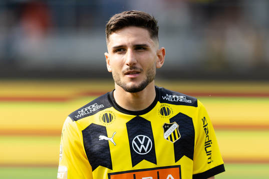 Häckens Filip Trpcevski på line up innan fotbollsmatchen