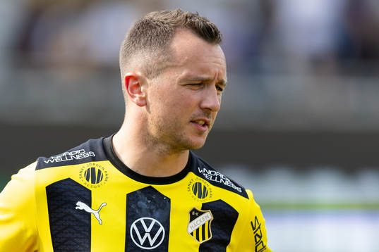 Häckens Even Hovland på line up innan fotbollsmatchen i