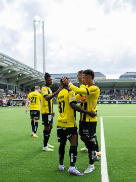 Häckens Ibrahim Sadiq jublar ihop med Tobias Sana