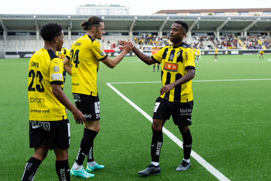 Häckens Amor Layouni jublar ihop med Ola Kamara
